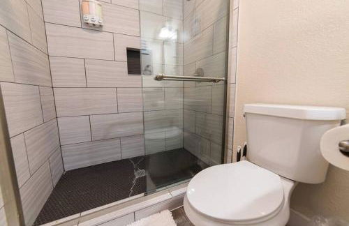 Walk to ATT-Free Parking-Min to attractions-Modern - Photo 3