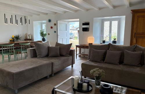 Maison de campagne, 136 M2, 4 pers, grande pièce de vie, 2 chambres, 2 salons, Cantal - Photo 2