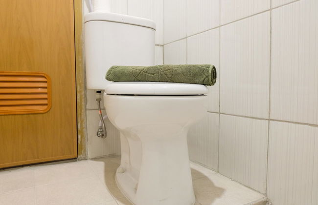 Azalea Suites Cikarang Studio Apartment with Bathtub - Photo 15