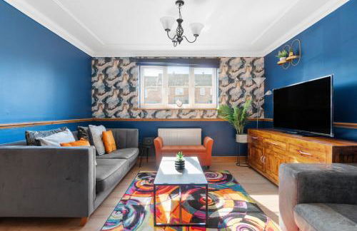 Detached House in Ashford with Free Parking and Hot Tub - Sleeps 10 - Foto 1