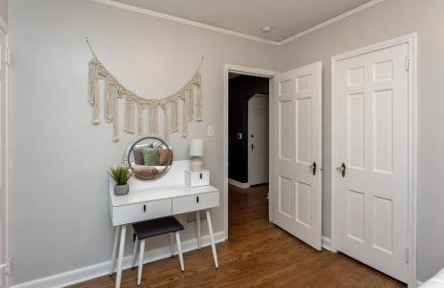 Near Drake/Downtown packed w/Amenities - Hot Tub - Movie Theater - Photo 30