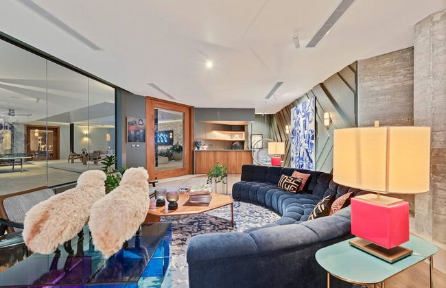 Modern 7BR Villa w Stunning Views of Golf Course - Photo 3