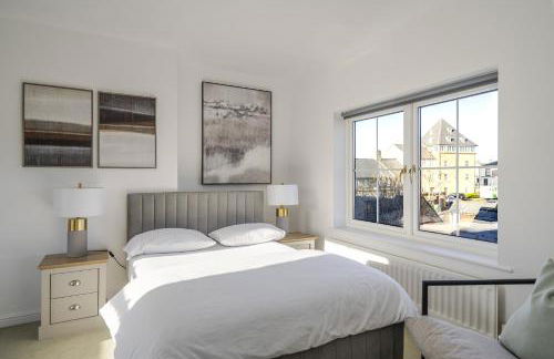 Luxurious 3 Bed House with Free Parking, Sky TV, Movies & Netflix - Foto 6