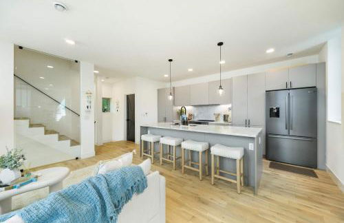 Ocean-Inspired 3B Modern Retreat w Kids Room - Foto 11