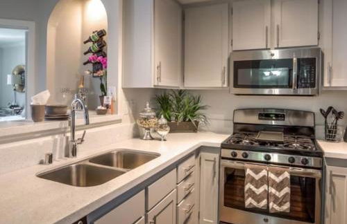 Designer Penthouse 2 Bedroom with Balcony Beverly Hills Adjacent - Foto 80