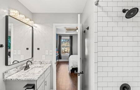 Family Home in Oakwood, 12 Mins to Campus, Patio, Washer Dryer, 2 Bathrooms, Utilities and Internet Included, Great for Students or Families, Charming Oakwood-Lincoln Park Home, 10 Walk to Dining, 24 Hour Hospitality Team - Foto 9