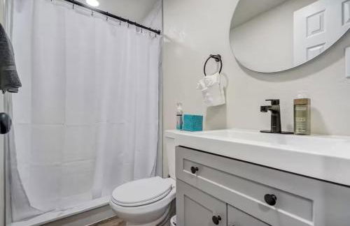 Quiet Basement Retreat | King Bed, Firepit, Yard - Foto 17