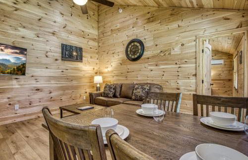 Kitt's Cottage, Pickleball Court, Creek, WIFI, Mountain Views, Starting at 79" - Foto 8