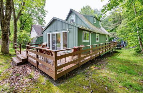 Lakefront with Lots of Light and Private Dock Access - Foto 9