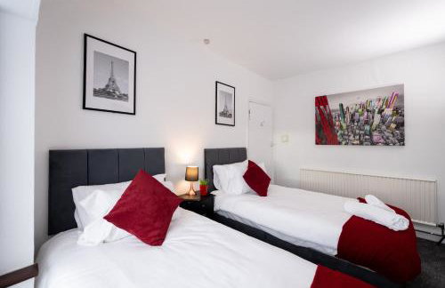 Stylish 4BR House, Sleeps 7, High-Speed Wi-Fi, Long Stay Friendly - Foto 59