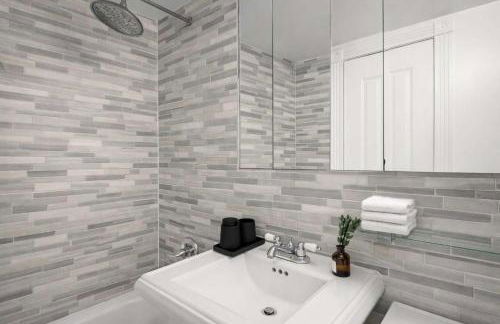 Modern Manhattan Haven Near Everything - Photo 11