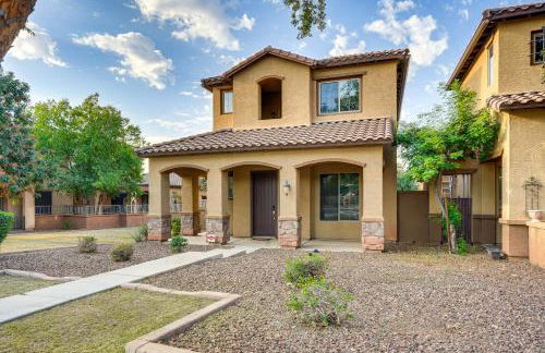 Relax Poolside! Home 6 Mi to Camelback Ranch - Foto 1