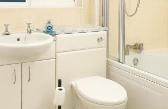 Modern 3 Bedroom Home, Free Parking, Garden, Sleeps 7 - Photo 15