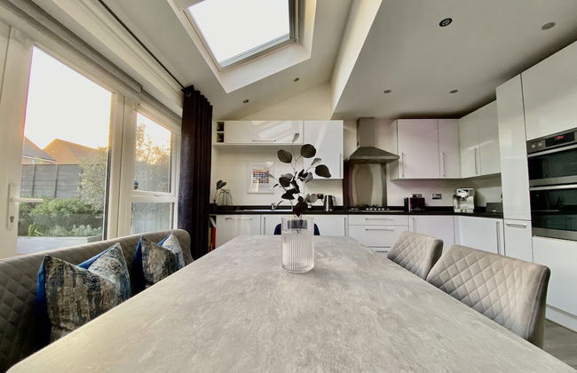 Stunning 4 Bed House With Cinema Room & Parking - Foto 11