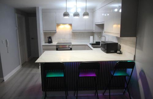 Comfy 2-bedroom Flat with Private Parking - Foto 8