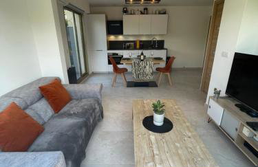 Magnifique 2 pièces design, moderne, calme, proche plage, résidence avec piscine, tennis, wifi et place de parking privée - Photo 10