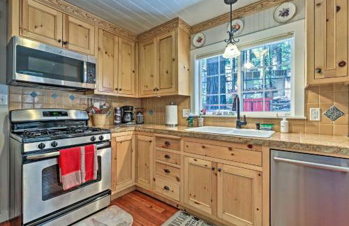 Redwoods Cabin with Hot Tub Walk to Russian River! - Foto 10