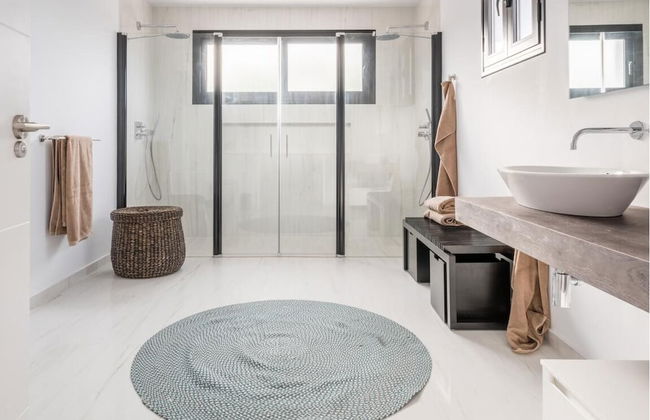 Magnificent And Modern Decorated Villa - Photo 22