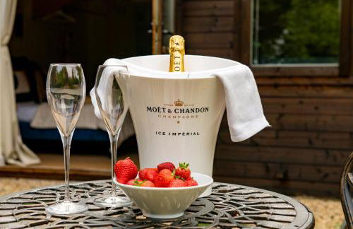 Copperbeech Hut - Romantic Hideaway with a Private Hot Tub - Photo 23