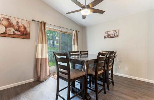 Perfect Getaway 3BR 3BA Home Close to Parks and Shopping - Foto 10