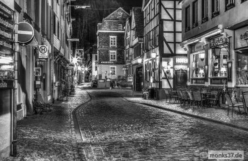 Mond Im Herzen von Monschau - Foto 22