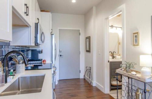 Amazing Amenities and Location - 1 Bedroom Condo - Foto 6