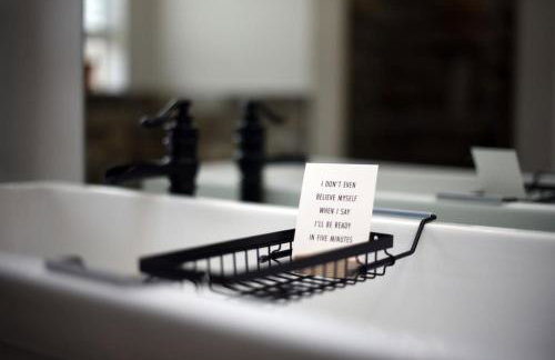 HostWise Stays - The Larryville - Amazing Bathroom, Perfect Location, Custom Build - Foto 39