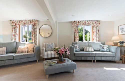 Stunning Countryside Home in Surrey by 53 Degrees Property, Ideal for Family Getaways, Private Tennis Court! - Foto 2