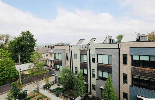 Modern Townhome Near Downtown walk to CWS! - Foto 38