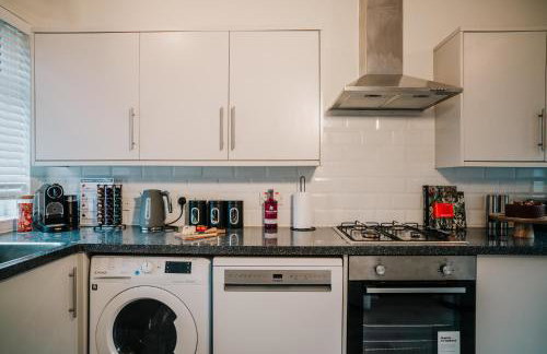 Spacious 4-bed Ample Parking Fast WiFi Contractor Family Friendly - Photo 31