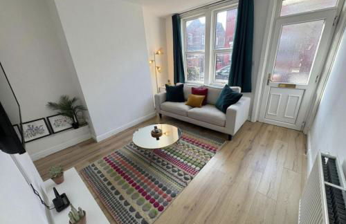 Levenshulme House - 2 Bedroom - Sleeps 6 - Free Parking & WiFi - Foto 6