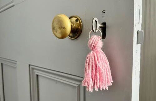 Gilmore House - 5 Bedroom Victorian Home with Hot Tub - Photo 31