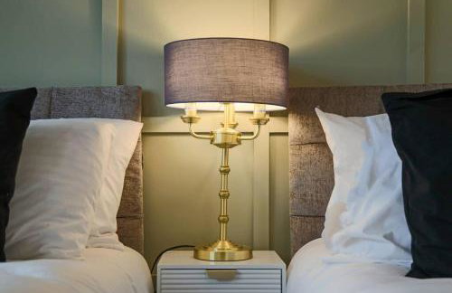 Luxury 5 Bedroom 3 Bathroom House - Smart TVs with Sky and Netflix, Super Fast WiFi, Free Parking by Yoko Property - Foto 11