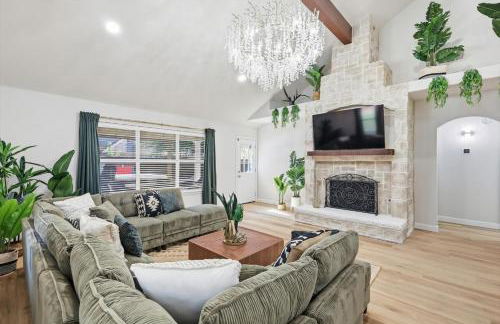 4BR w Pool Cinema Room, Mini Golf & EV - Photo 7