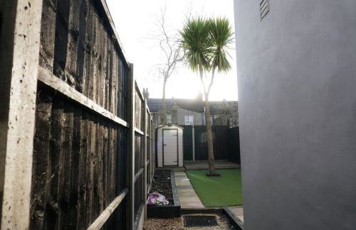 Luxury 3-Bedroom Home , with Free parking - Photo 33