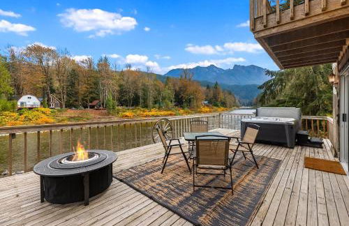 Riverfront Retreat Hot Tub Sauna Yard Gazebo and VIEWS - Foto 2
