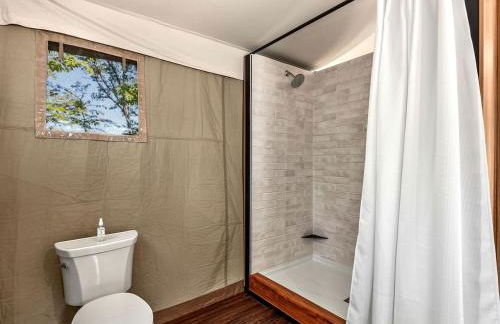 Luxury Tree Tent with Soaking Tub & Pizza Oven Near Waterfalls, Zirconia, North Carolina - Foto 17