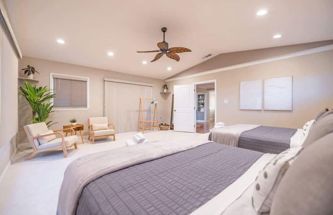 Marbella Lane - Charming 4BR Bungalo for Relaxing Retreat - Photo 7