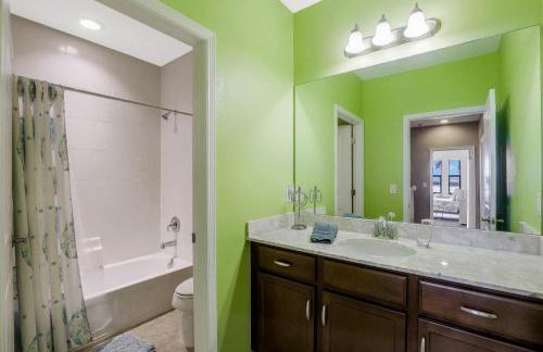 Beachy condo in Artesia with pool, gym and pickleball - Foto 15