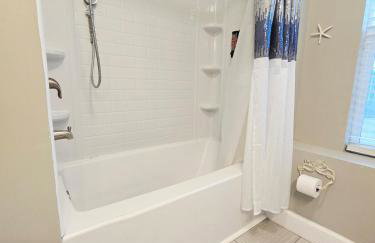 5 Mins from beach and has pool, hot tub, games, pet friendly - Foto 67