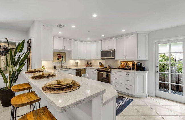 New Waterfront Oasis, Minutes to Beach, Eats, Shops - Foto 6