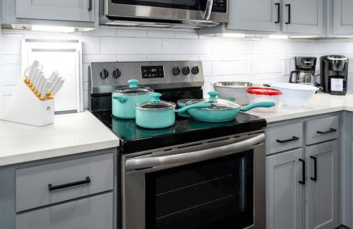 Luxury Apartment with Pool, Restaurants, Shopping) - Photo 35