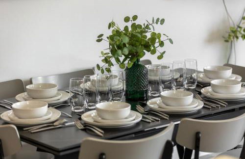 Luxury 3BR Apt Sleeps 10, Wembley & Park Views - Photo 2