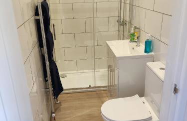 Self Check-in Micro Studio for max 2 guests in Central location RG4 with your own Kitchenette Bathroom Parking and Shared Garden - Photo 1