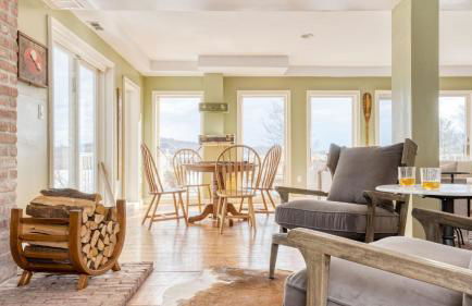 Historic & Secluded Estate on the Hudson River w/ Pool Sleeps 24 River House by Avantstay - Foto 19