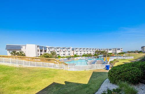 First-Floor Condo Steps from the Beach with Shared Pools, Hot Tub, Game Room - Foto 17