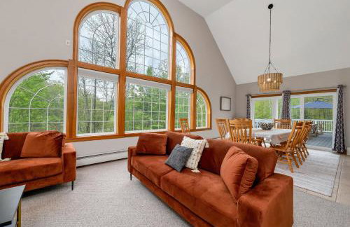 White Mountain Retreat with Theater, Fire Pit, Game Room and River Access - Foto 15