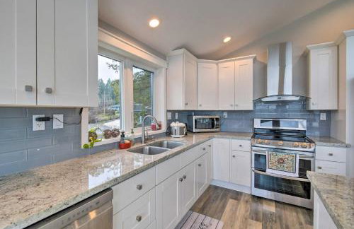 Scenic & Spacious Getaway on North Bay w/ Deck! - Foto 10