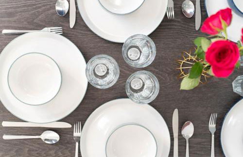 Open Mind Property - 6 Luxury Bedrooms with Free Parking - Photo 6