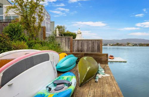 Dockside getaway with hot tub & dock - Foto 18